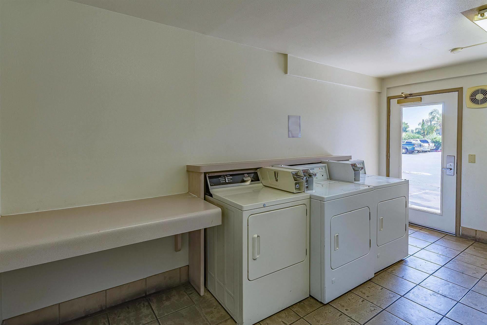 Motel 6-Fresno, Ca - Yosemite Hwy Экстерьер фото
